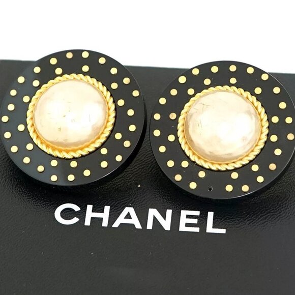 CHANEL Black Resin Pearl Dots Round Clip-On Earrings Gold Tone 26 Auth w/Box #22